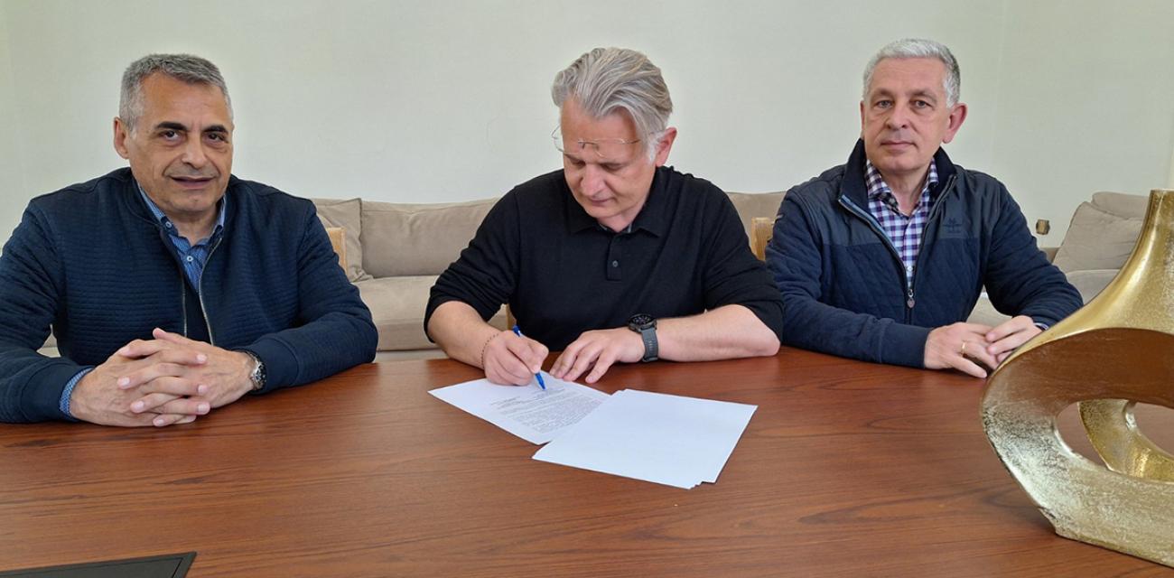 Ypografi-programmatikis-symvasis-gia-ton-fotismo-tou-Enosiakou-Gipedou-EPS-Arkadias-sti-Nestani