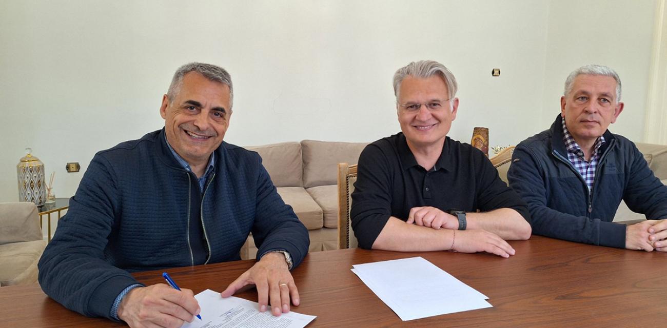 Ypografi-programmatikis-symvasis-gia-ton-fotismo-tou-Enosiakou-Gipedou-EPS-Arkadias-sti-Nestani