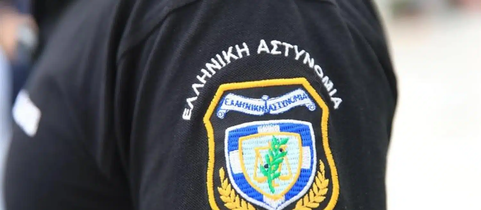 astynomikos-pairnei-piso-foroys