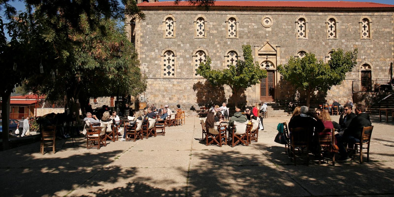 plateia-gkouras-korinthia