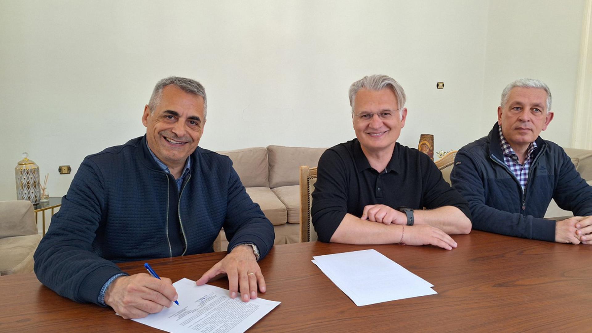Ypografi-programmatikis-symvasis-gia-ton-fotismo-tou-Enosiakou-Gipedou-EPS-Arkadias-sti-Nestani